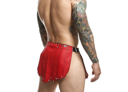 Rote ledershorts mit silbernen nieten und schwarzer gürtelschnalle in der mob dngeon roter romanda-rock einheitsgröße