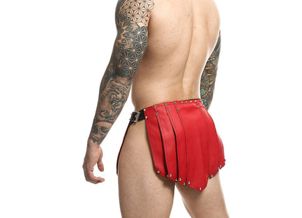 Rote lederrockhosen im kilt-stil mit silbernen nieten und schwarzem gürtel mob dngeon roter romanda-rock einheitsgröße