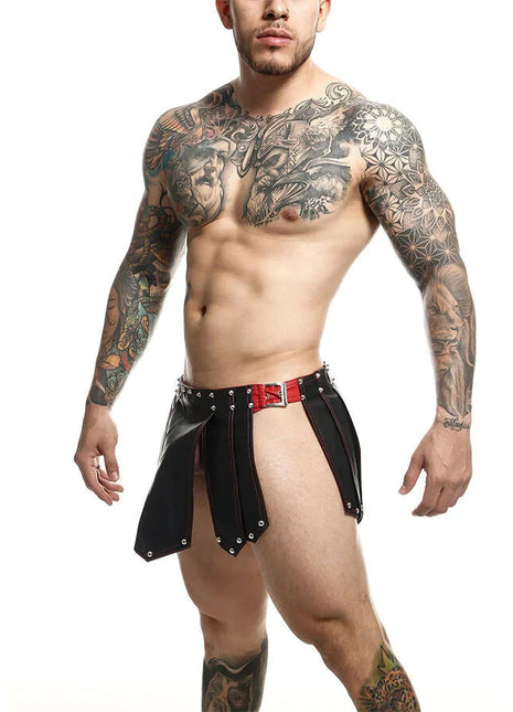 Schwarze Leder-Shorts im Gladiator-Stil mit rotem Gürtel und silbernen Nieten.