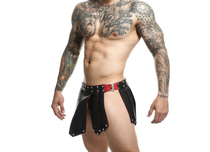 Schwarze Leder-Shorts im Gladiator-Stil mit rotem Gürtel und silbernen Nieten.