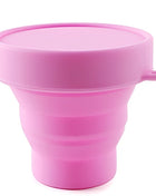 Rosa zusammenklappbarer silikonbecher mit passendem deckel und kleinem griff für nina kikí bechersterilisator