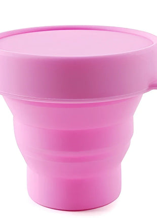 Rosa zusammenklappbarer silikonbecher mit passendem deckel und kleinem griff für nina kikí bechersterilisator