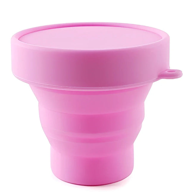 Rosa zusammenklappbarer silikonbecher mit passendem deckel und kleinem griff für nina kikí bechersterilisator