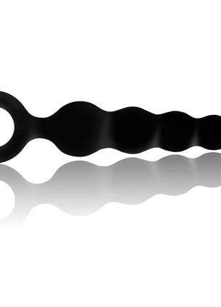 Ohmama analplug aus schwarzem silikon mit glatter, welliger form und ring am ende für einfachen griff