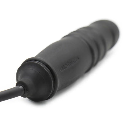 Schwarzes gummi-handgriff-saugglockenwerkzeug mit strukturierter griffoberfläche und schlauch für ohmama aufblasbaren fetischdildo