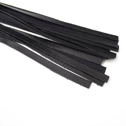 Ohmama fetisch latigo basic schwarze lederquasten mit glatter leicht strukturierter oberfläche und sauber geschnittenen enden
