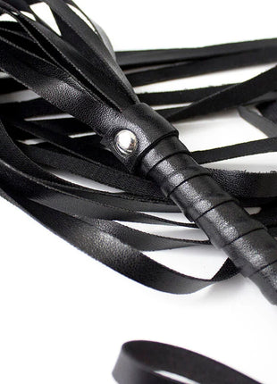 Ohmama Fetisch latigo basic schwarzer lederflogger mit silberfarbenem metallknopf am griff