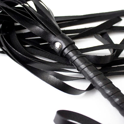 Ohmama Fetisch latigo basic schwarzer lederflogger mit silberfarbenem metallknopf am griff