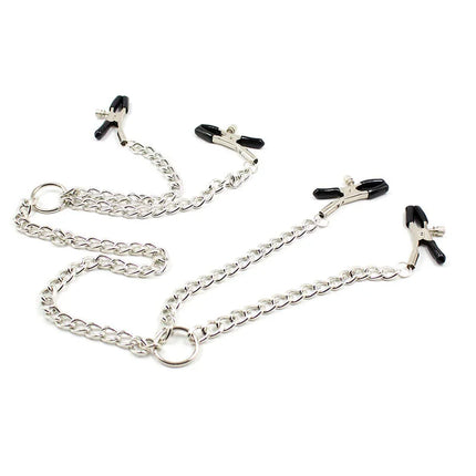 Silberne kette mit vier schwarzen metall-nippelklemmen im ohmama fetish set