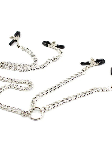 Silberne kette mit vier schwarzen metall-nippelklemmen im ohmama fetish set