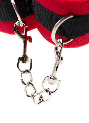 Red und schwarze plüsch halsband mit silberner metalkette und verschlüssen aus dem ohmama fetish 5-teiliges bondage-set