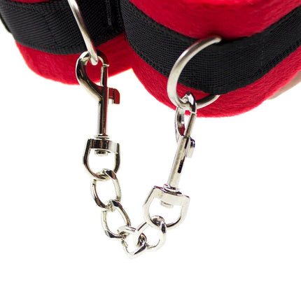 Red und schwarze plüsch halsband mit silberner metalkette und verschlüssen aus dem ohmama fetish 5-teiliges bondage-set