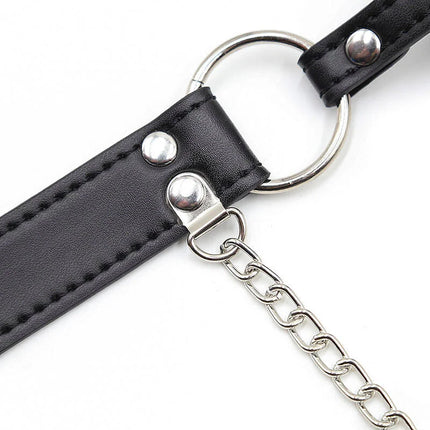 Schwarzes ohmama fetish lederhalsband mit silbernem ring und kettenbefestigung aus metall