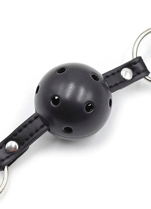Schwarzer lederballknebel ohmama mit belüftungsöffnungen und silbernen metallschlaufen für fetish spielen