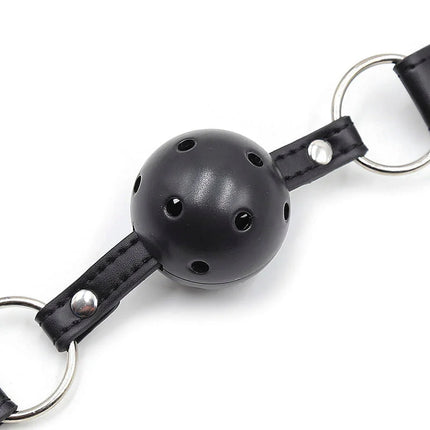Schwarzer lederballknebel ohmama mit belüftungsöffnungen und silbernen metallschlaufen für fetish spielen