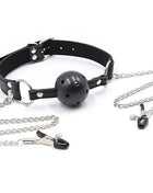 Schwarzer lederballknebel mit belüftungsöffnungen silberner kette und metallnippelklemmen von ohmama fetish