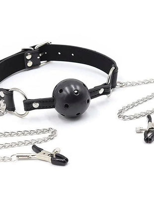 Schwarzer lederballknebel mit belüftungsöffnungen silberner kette und metallnippelklemmen von ohmama fetish