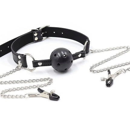 Schwarzer lederballknebel mit belüftungsöffnungen silberner kette und metallnippelklemmen von ohmama fetish