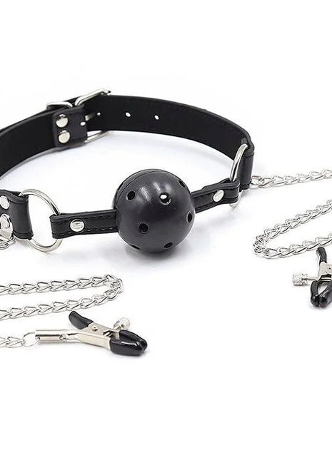 Schwarzer lederballknebel mit belüftungsöffnungen silberner kette und metallnippelklemmen von ohmama fetish