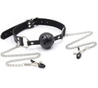 Schwarzer lederballknebel mit belüftungsöffnungen silberner kette und metallnippelklemmen von ohmama fetish