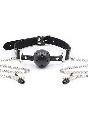 Ohmama fetish schwarzer leder ballknebel mit belüftungsöffnungen und schwarzen metallnippleklemmen und silbernen ketten