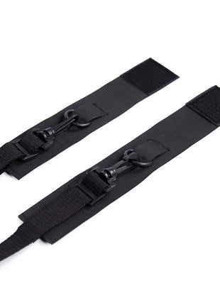Schwarze bondage-fessel von ohmama mit nylonbett und verstellbaren klett- und schnallenverschlüssen