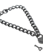 Schwarzer herzförmiger edelstahl-padlock-charme mit passendem schlüssel an dunkler metallkette ohmama fetish halskette