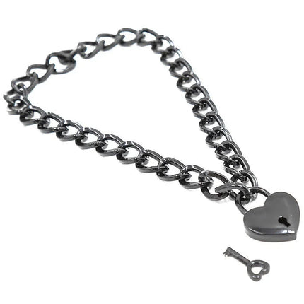 Schwarzer herzförmiger edelstahl-padlock-charme mit passendem schlüssel an dunkler metallkette ohmama fetish halskette