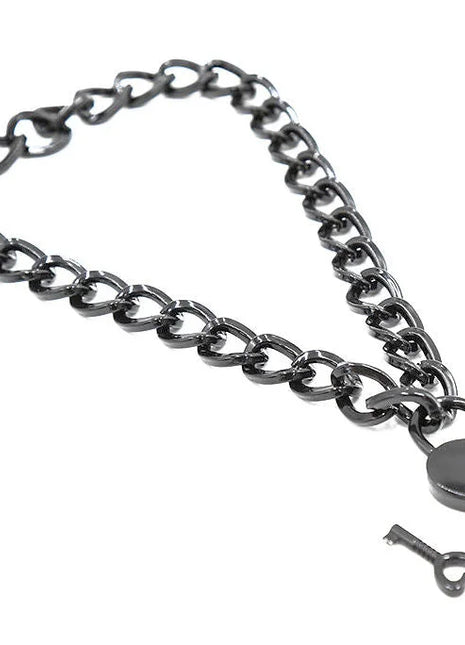 Schwarzer herzförmiger edelstahl-padlock-charme mit passendem schlüssel an dunkler metallkette ohmama fetish halskette