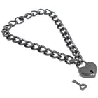 Schwarzer herzförmiger edelstahl-padlock-charme mit passendem schlüssel an dunkler metallkette ohmama fetish halskette