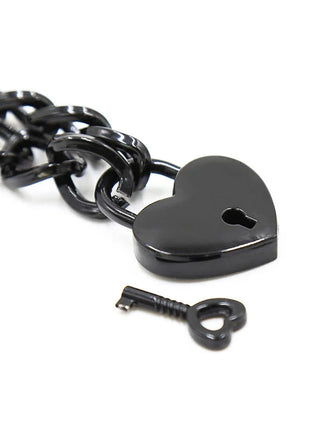Schwarzes herzförmiges edelstahl-paddlock mit passendem schlüssel an schwarzer kette von ohmama fetish