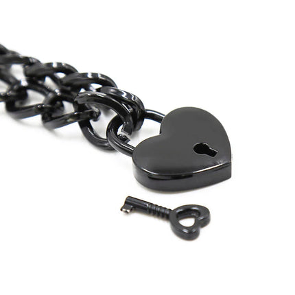 Schwarzes herzförmiges edelstahl-paddlock mit passendem schlüssel an schwarzer kette von ohmama fetish