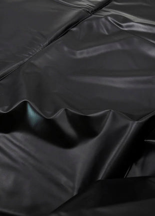 Schwarzer glänzender vinylstoff mit glatter textur und dezentem schimmer ohmama fetish einweg-pvc-blätter