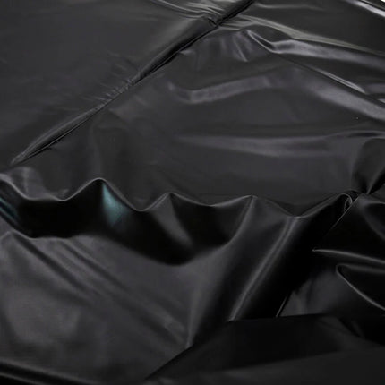 Schwarzer glänzender vinylstoff mit glatter textur und dezentem schimmer ohmama fetish einweg-pvc-blätter