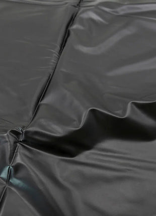 Schwarzes glänzendes vinyl einweg pvc blatt von ohmama mit sichtbaren nähten und falten