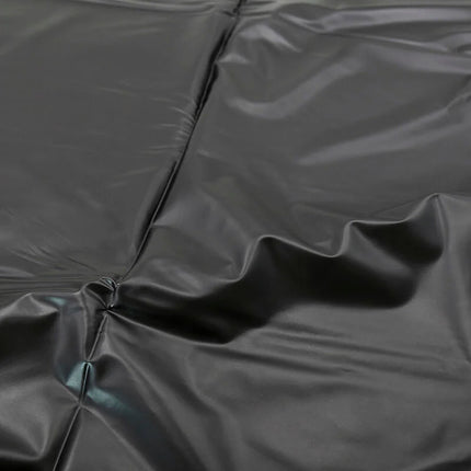 Schwarzes glänzendes vinyl einweg pvc blatt von ohmama mit sichtbaren nähten und falten