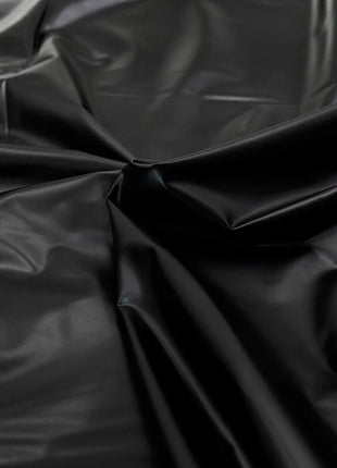 Ohmama fetish einweg-pvc-blätter schwarzes glänzendes vinyl mit glatter leicht reflektierender oberfläche und sichtbaren falten