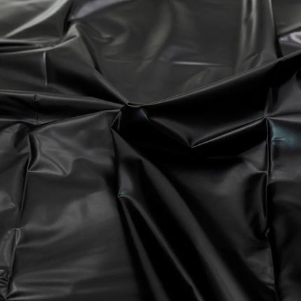Ohmama fetish einweg-pvc-blätter schwarzes glänzendes vinyl mit glatter leicht reflektierender oberfläche und sichtbaren falten