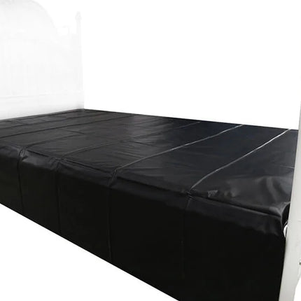 Schwarzes wasserdichtes ohmama fetish einweg pvc blatt mit gesteppten nähten und glatter glänzender oberfläche