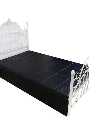 Weißer ornamentaler metallbettgestell mit schwarzer matratzenabdeckung in ohmama fetish einweg pvc blättern