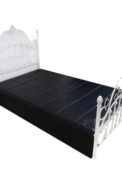 Weißer ornamentaler metallbettgestell mit schwarzer matratzenabdeckung in ohmama fetish einweg pvc blättern