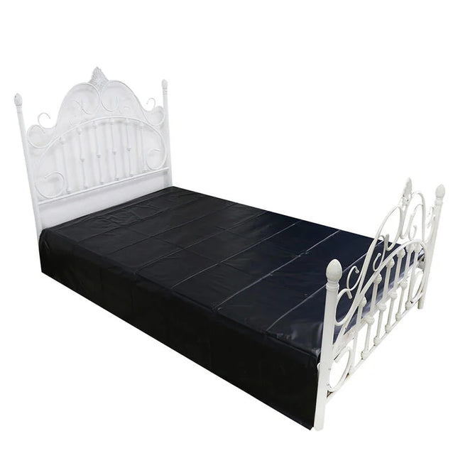 Weißer ornamentaler metallbettgestell mit schwarzer matratzenabdeckung in ohmama fetish einweg pvc blättern