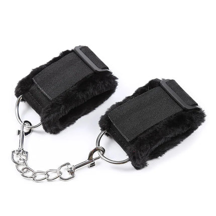 Ohmama fetish schwarze pelzgefütterte handgelenkfesseln mit verstellbaren riemen und silberner kettengliederung