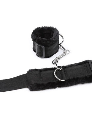 Schwarze fuzzy handgelenk und fußgelenk fesseln mit verstellbaren riemen und metallketten von ohmama fetish