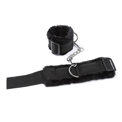 Schwarze fuzzy handgelenk und fußgelenk fesseln mit verstellbaren riemen und metallketten von ohmama fetish