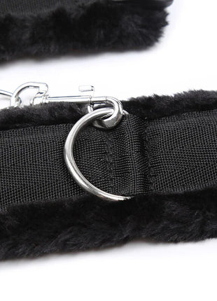 Schwarzer faux-fell gefütterter handgelenkfessel harness mit silbernem d-ring und kettverschluss von ohmama fetish