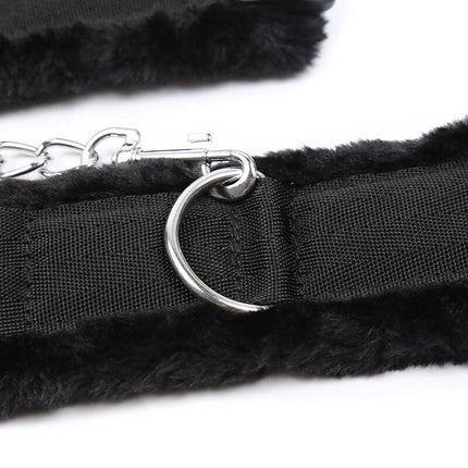 Schwarzer faux-fell gefütterter handgelenkfessel harness mit silbernem d-ring und kettverschluss von ohmama fetish