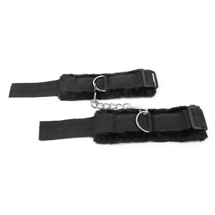 Ohmama fetish schwarze gefütterte pelzige handgelenkfesseln mit verstellbaren riemen und silbernen kettengliedern