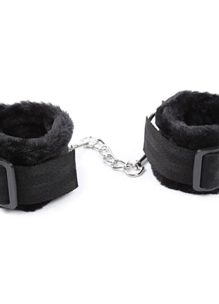 Schwarze furry gefütterte handgelenkfesseln von ohmama mit verstellbaren riemen und silberner kettengliedverbindung