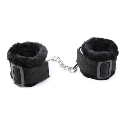 Schwarze furry gefütterte handgelenkfesseln von ohmama mit verstellbaren riemen und silberner kettengliedverbindung